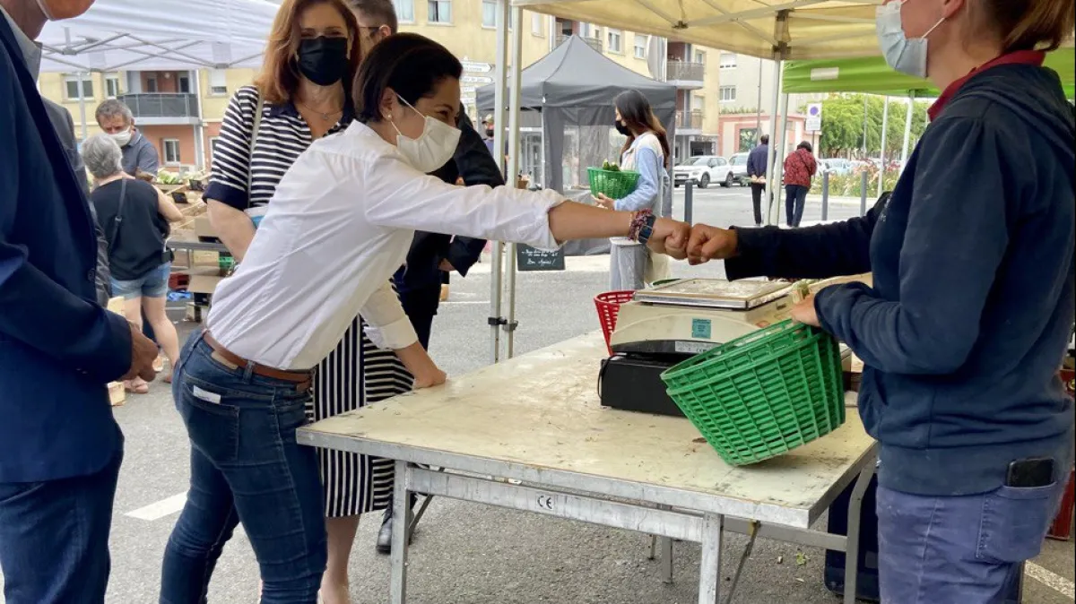 Sarah_El_Haïry-SEH sur le marché soupetard